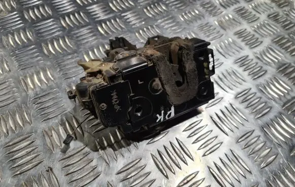 Volkswagen Polo Coupe door lock (next to the handle) 