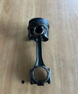 Volkswagen Caddy Piston with connecting rod