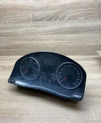 Volkswagen Golf V Speedometer (instrument cluster) 1K0920863B