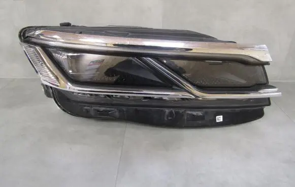 Volkswagen Touareg III Headlight/headlamp 761941114