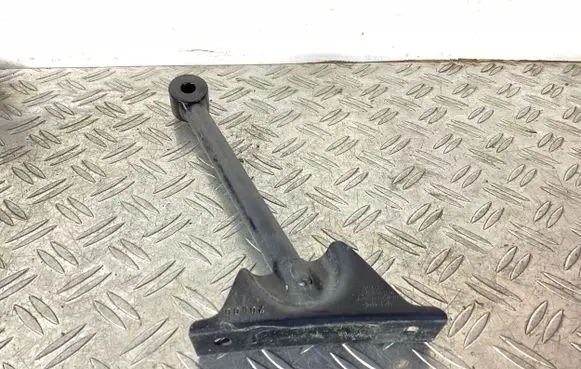 Fender mounting bracket