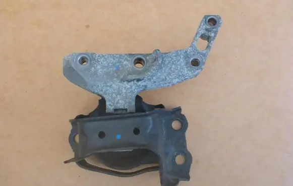 Nissan Micra Engine mount vacuum valve 