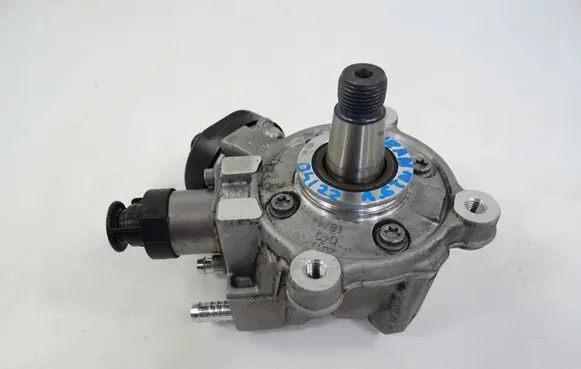Volkswagen Touran III Fuel injection high pressure pump 04L130755E