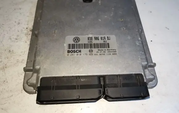 Volkswagen PASSAT B5 Engine control unit/module 038906019BJ 0281010176