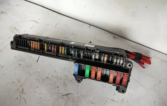 BMW 5 E60 E61 Fuse module 6957330