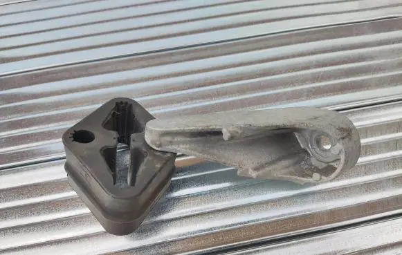 BMW 4 G22 G23 G24 G26 Muffler mount bracket/holder 7933856 8570671