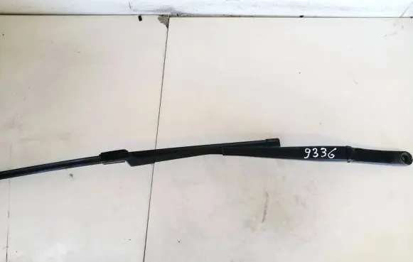 Opel Astra J Front wiper blade arm 13289888