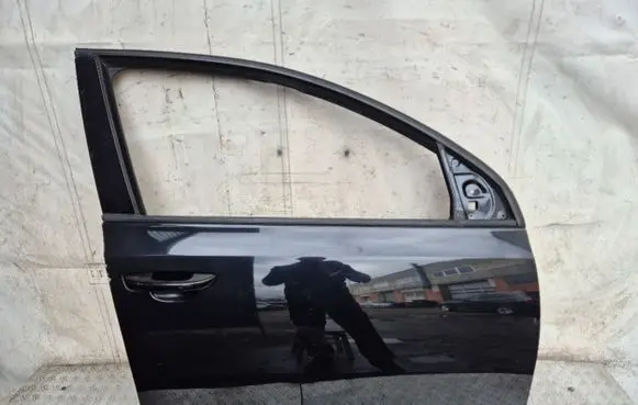 Volkswagen Golf VI Front door 5K4831312
