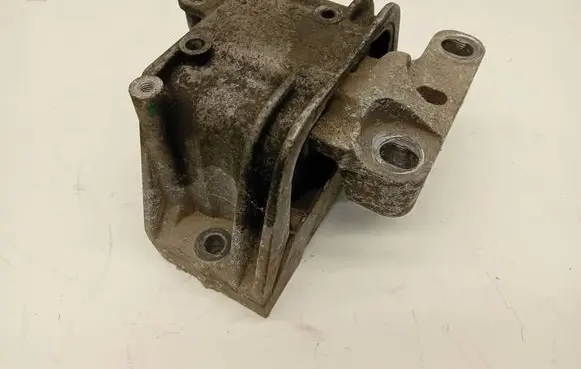 Volkswagen PASSAT B6 Engine mount bracket 1K0199262