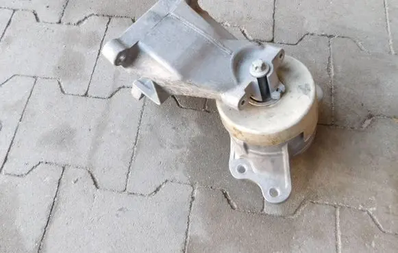 Mercedes-Benz C AMG W205 Engine mount bracket A2132402100 ZGS002