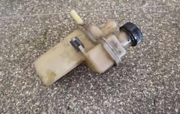 Brake fluid reservoir