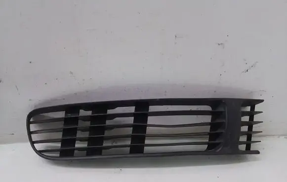 Volkswagen PASSAT B5 Front bumper lower grill 3B0853678