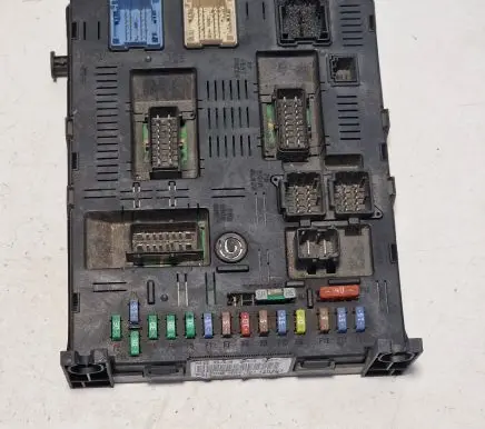 Peugeot 307 Relay mounting block 9664476480 01120707 BSI2004H01