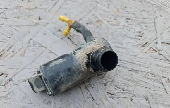 Volvo V70 Windscreen/windshield washer pump 9160511 0692103950