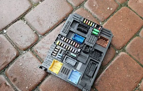 Opel Combo E Fuse box set 9830707680