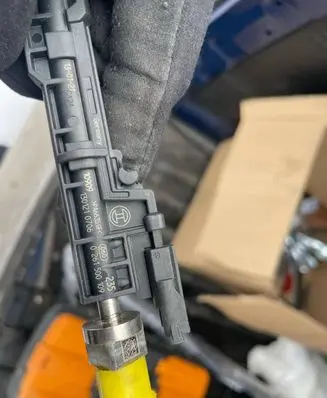BMW 7 F01 F02 F03 F04 Fuel injector 7597870 10213541