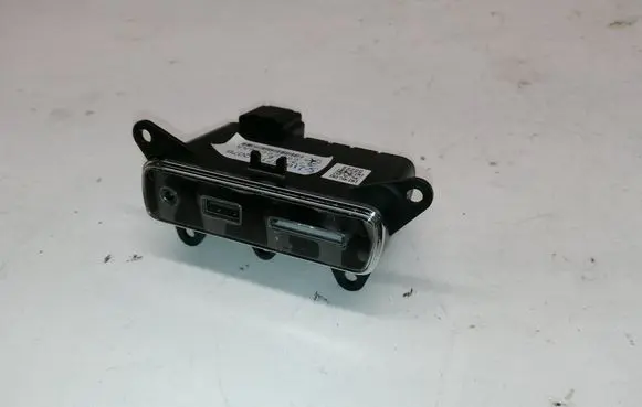 Jeep Grand Cherokee USB socket connector 68258696AA