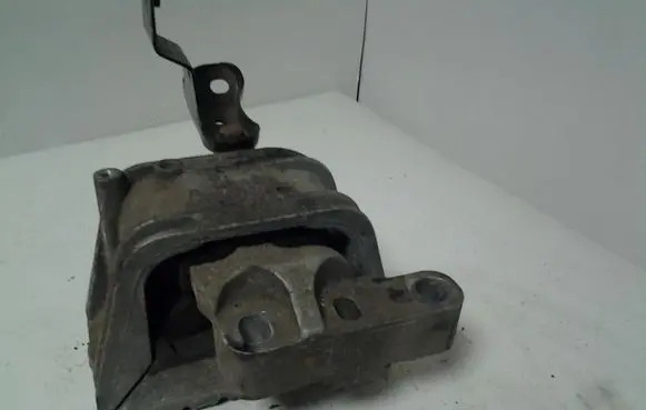 Volkswagen PASSAT B6 Engine mount bracket 1K0199362