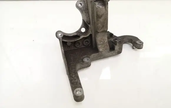 Ford Focus Engine mounting bracket AV6Q9B470BB