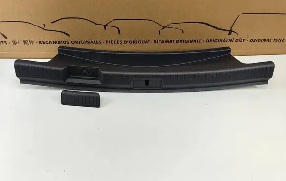 Trunk/boot sill cover protection