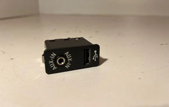 BMW 5 F10 F11 USB socket connector 9237653