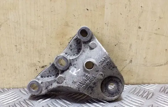 Engine mounting bracket