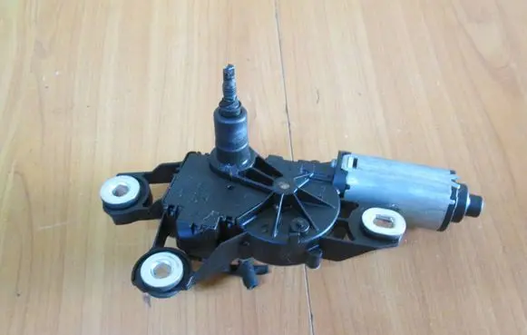 Seat Leon (1P) Rear window wiper motor 5P0955711C