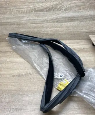 BMW X5 E53 Rubber seal front door window/glass 7020577