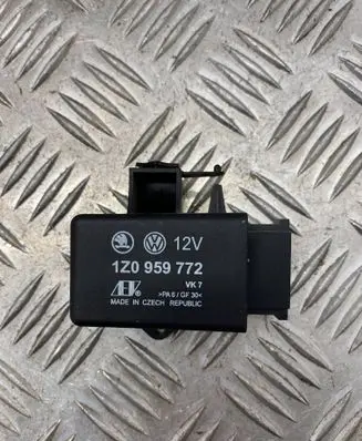 Volkswagen PASSAT B6 Seat heating relay 1Z0959772