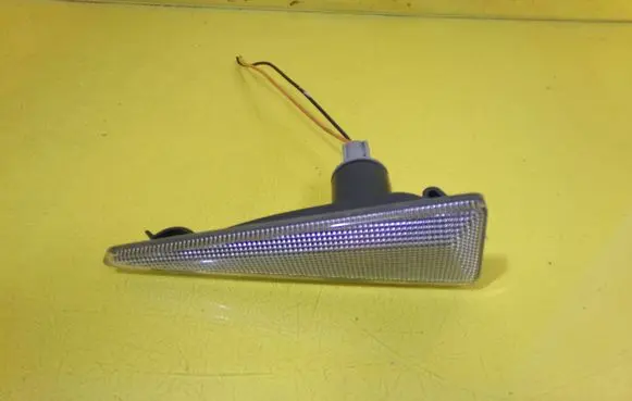 Front fender indicator light