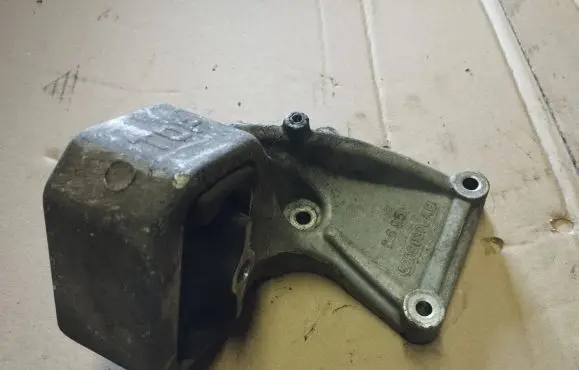 Jeep Grand Cherokee (WK) Engine mount bracket 52090308AE
