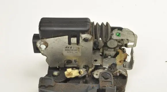 Dacia Duster Front door lock 8200735227