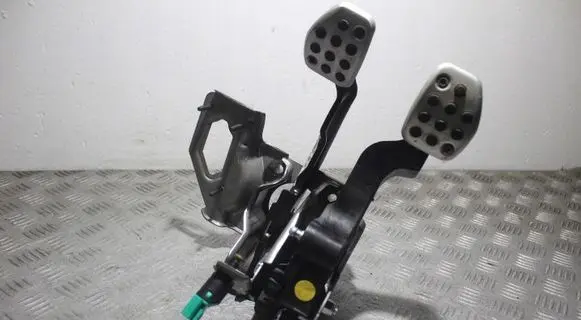 Peugeot 2008 I Clutch pedal 9807334080