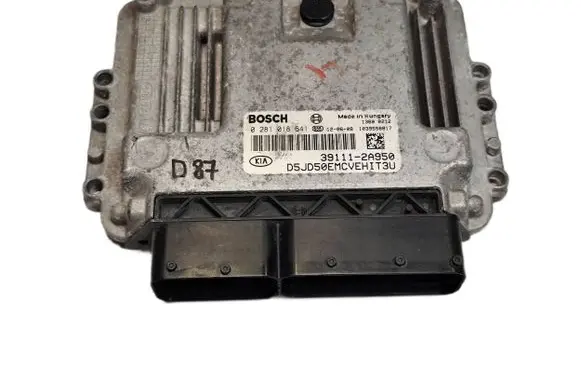 KIA Ceed Engine control unit/module 391112A950 1039S58817 0281018641