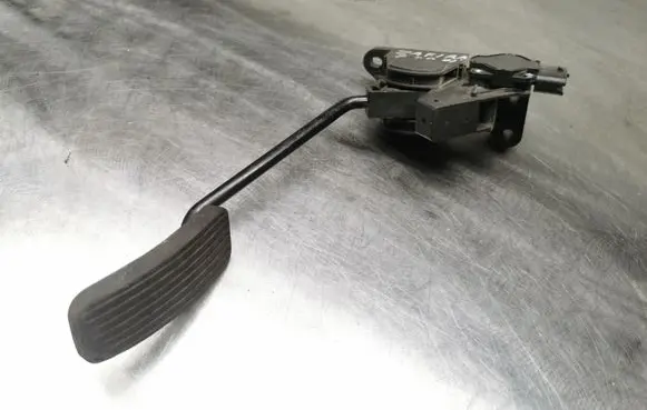 Opel Zafira A Accelerator throttle pedal 90581216
