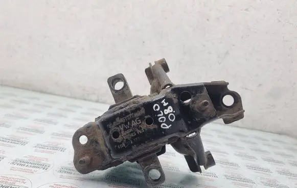 Volkswagen Polo IV 9N3 Engine mount bracket 6Q0199555