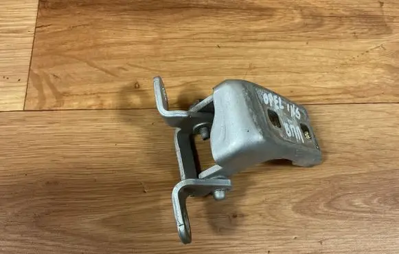 Opel Insignia A Front door upper hinge A046574 0410