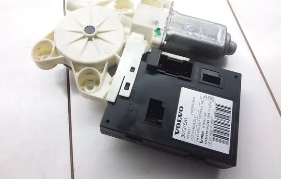 Volvo V50 Front door window regulator motor 30737681 05W331
