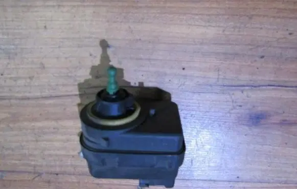 Renault Megane I Headlight level adjustment motor m7700840141