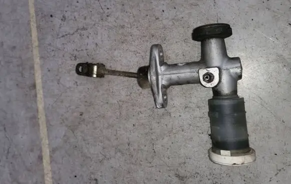 Mitsubishi L200 Clutch master cylinder