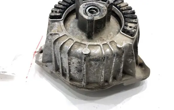 Engine mount vacuum valve