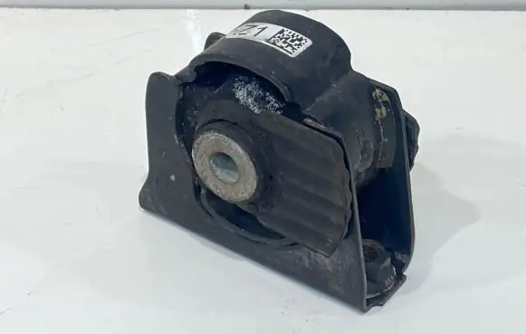 Toyota Avensis T270 Engine mount bracket
