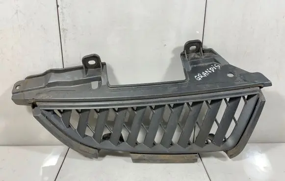 Mitsubishi Grandis Front bumper upper radiator grill MN145456