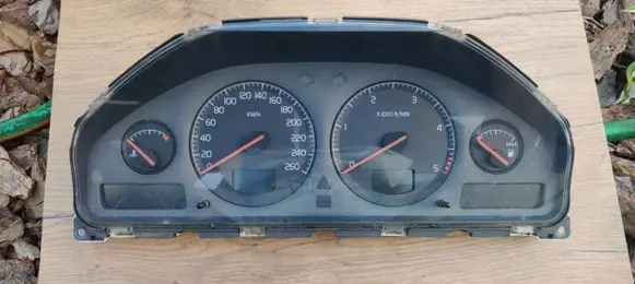 Volvo V70 Speedometer (instrument cluster) 9499671