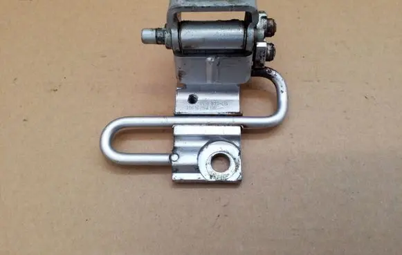 Volkswagen Touareg I Front door upper hinge 7L0833411