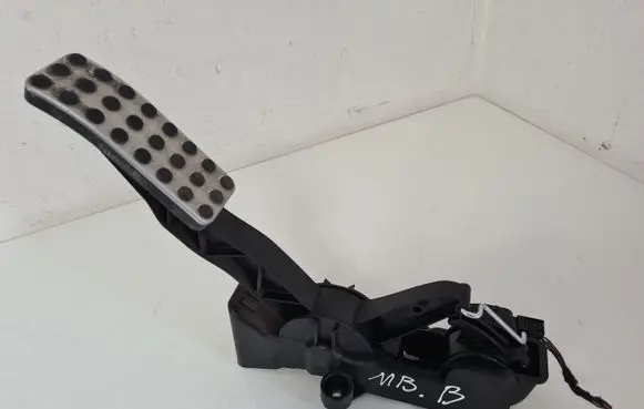 Mercedes-Benz B W245 Accelerator throttle pedal A1693000082