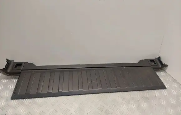Trunk/boot sill cover protection
