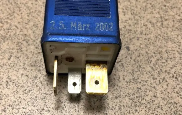 Volkswagen PASSAT B5 Other relay 8A0951253 899587