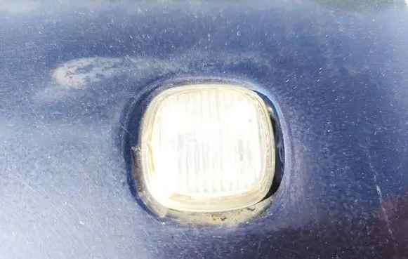 Front fender indicator light