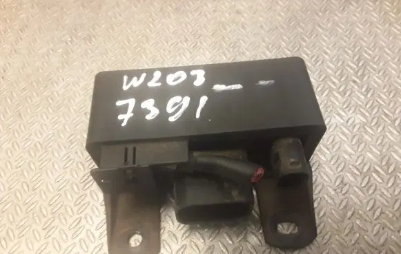 Mercedes-Benz C W203 Glow plug pre-heat relay 0255452832 A0255452832